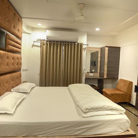 Hotel Shertown Ахмедабад Экстерьер фото