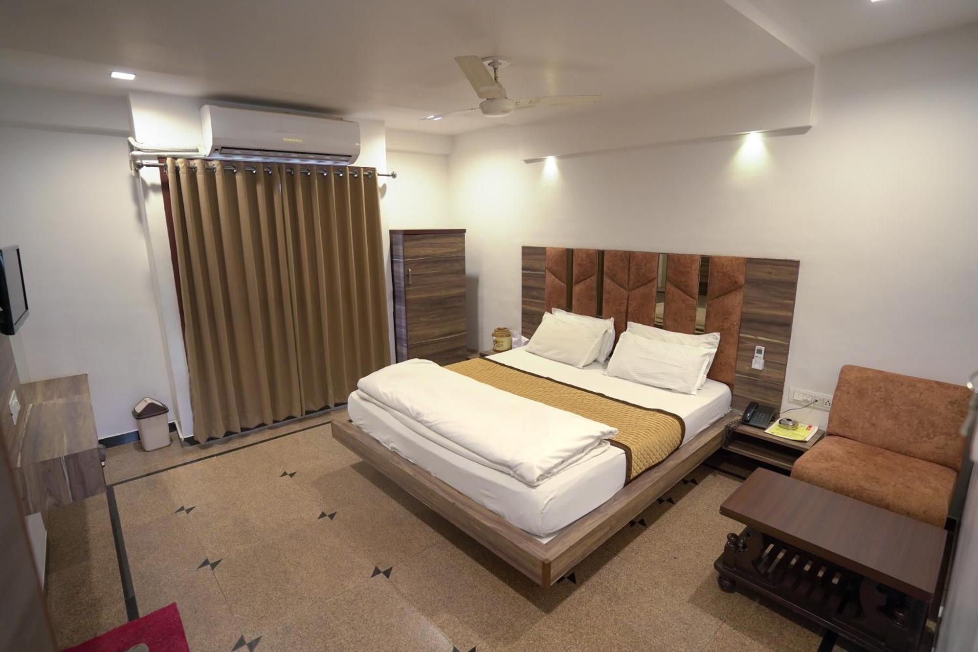 Hotel Shertown Ахмедабад Экстерьер фото