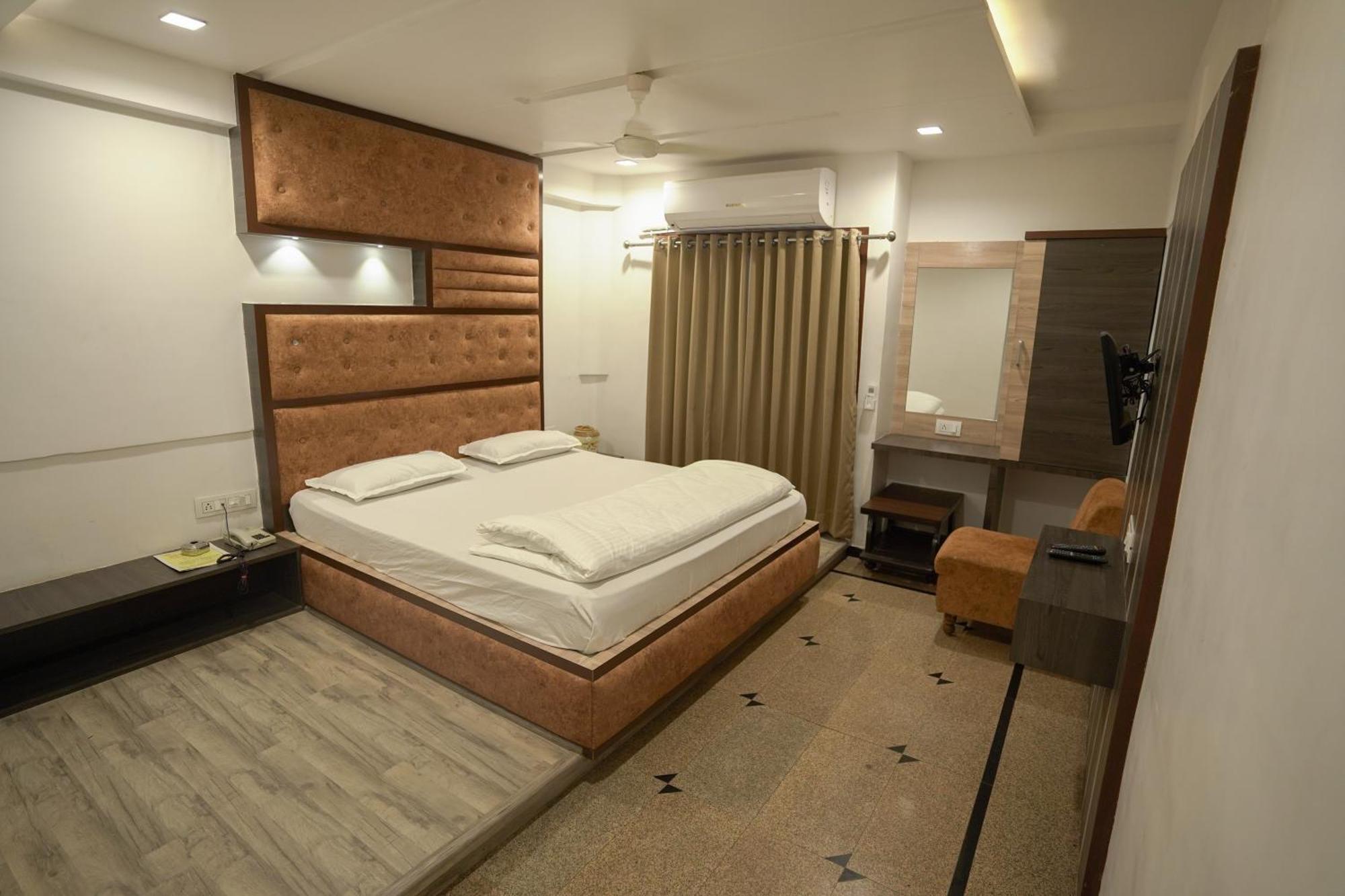 Hotel Shertown Ахмедабад Экстерьер фото