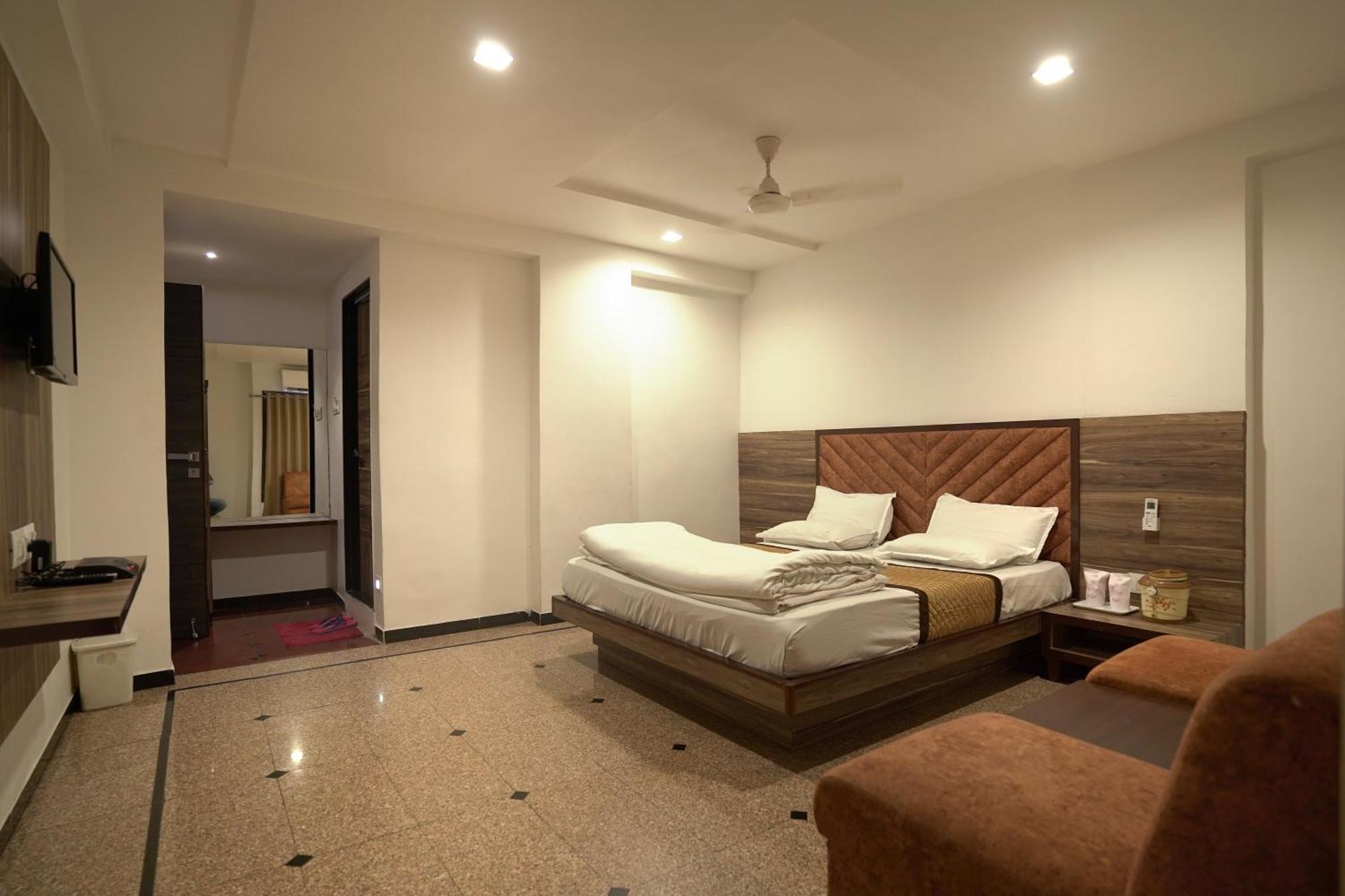 Hotel Shertown Ахмедабад Экстерьер фото