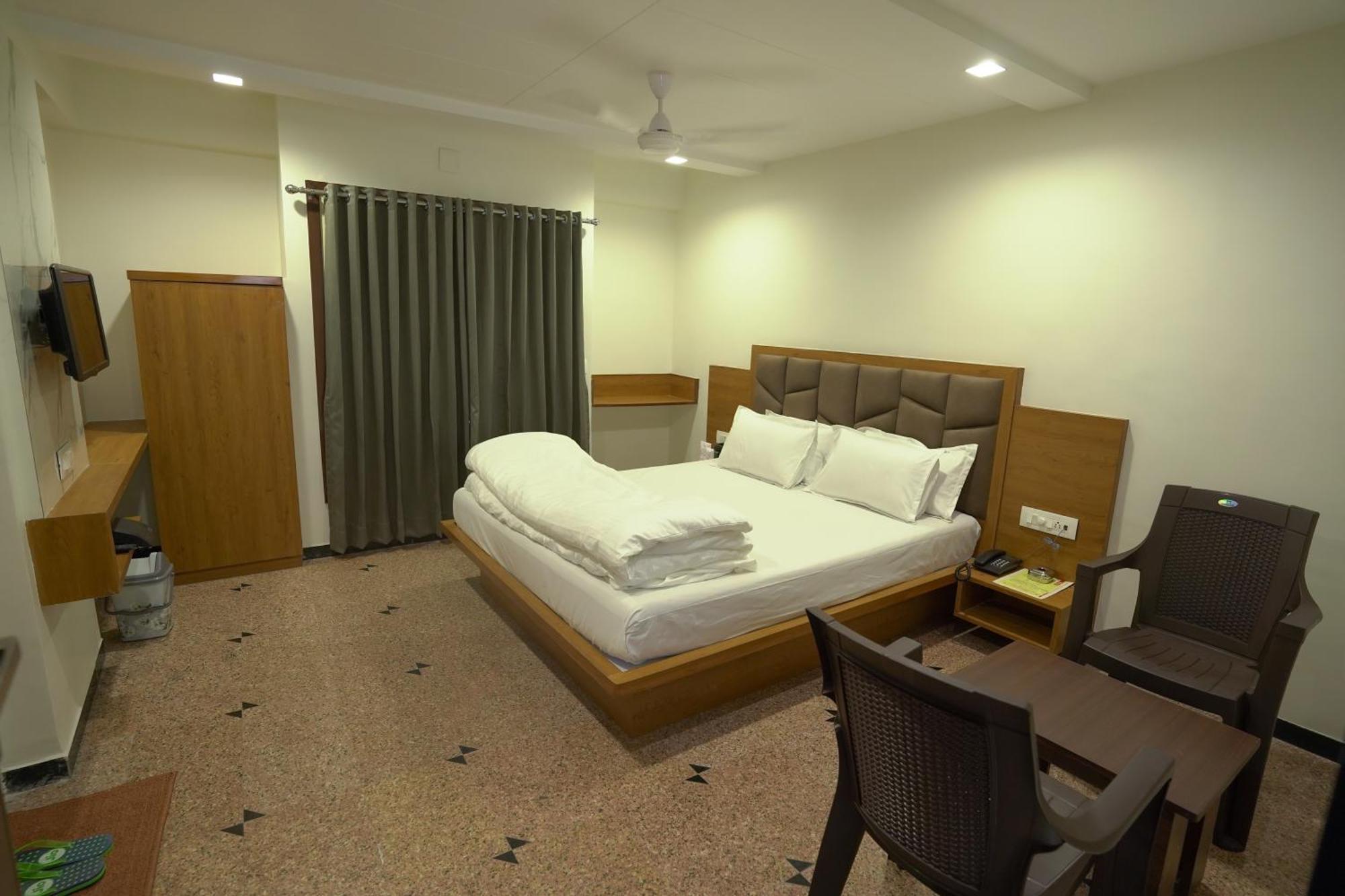 Hotel Shertown Ахмедабад Экстерьер фото