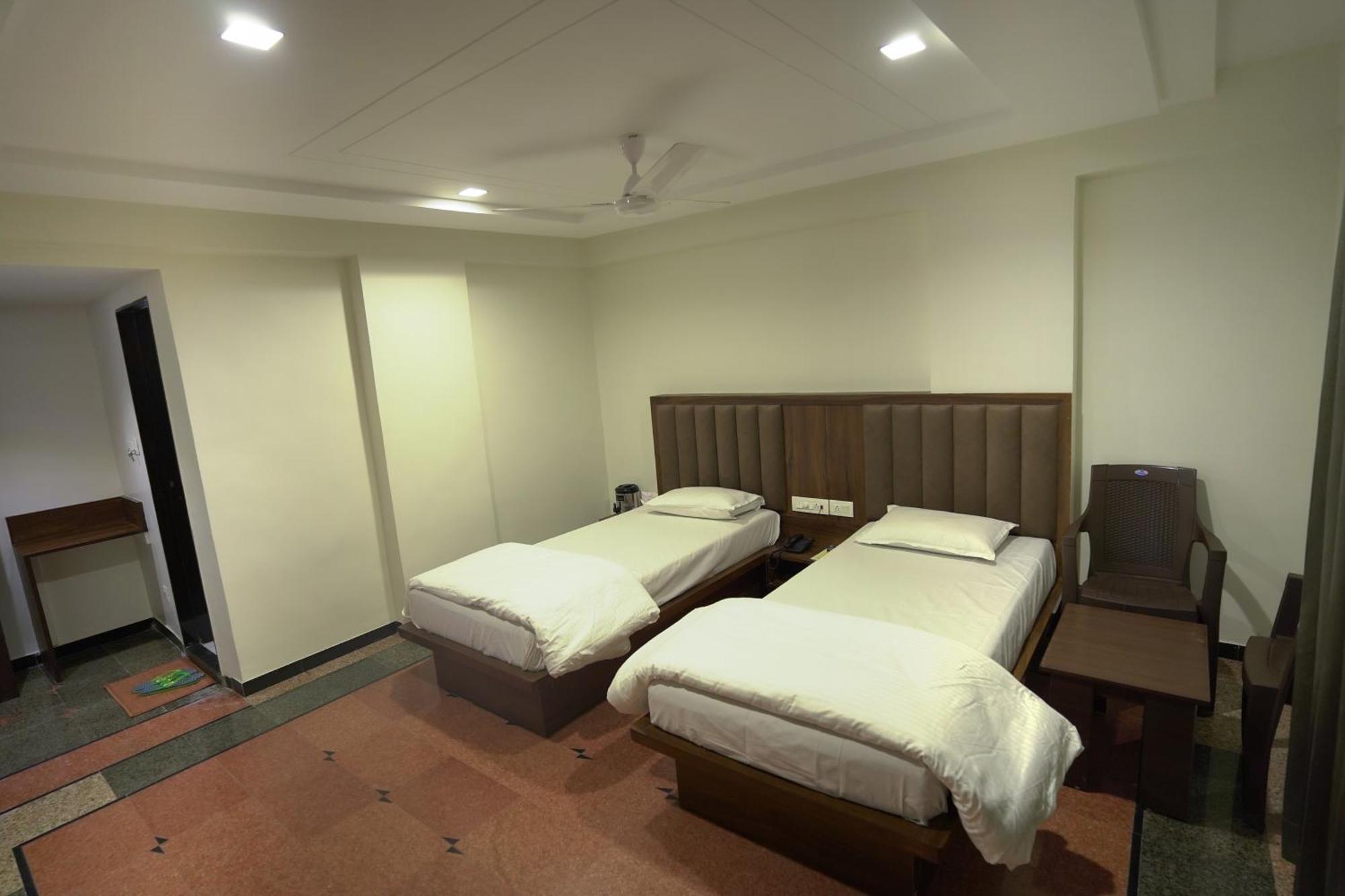 Hotel Shertown Ахмедабад Экстерьер фото