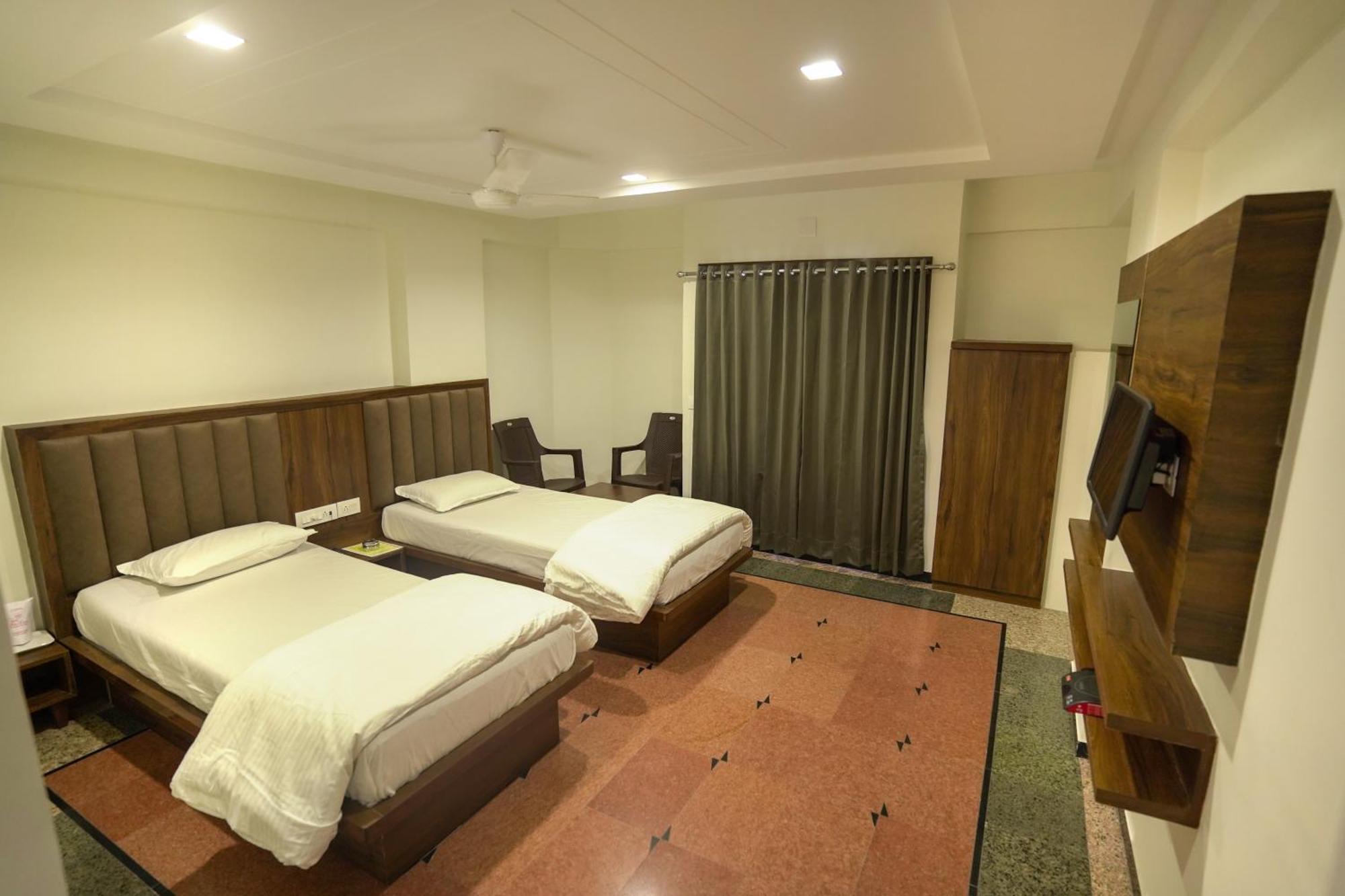 Hotel Shertown Ахмедабад Экстерьер фото