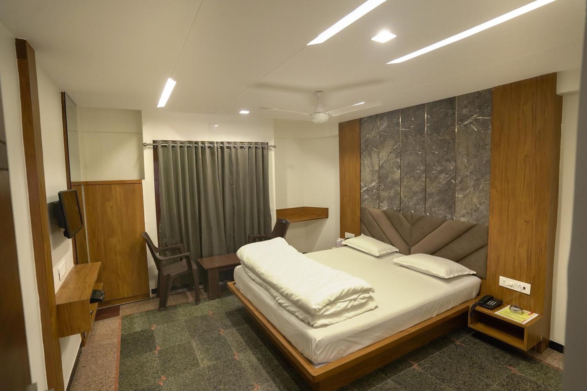 Hotel Shertown Ахмедабад Экстерьер фото