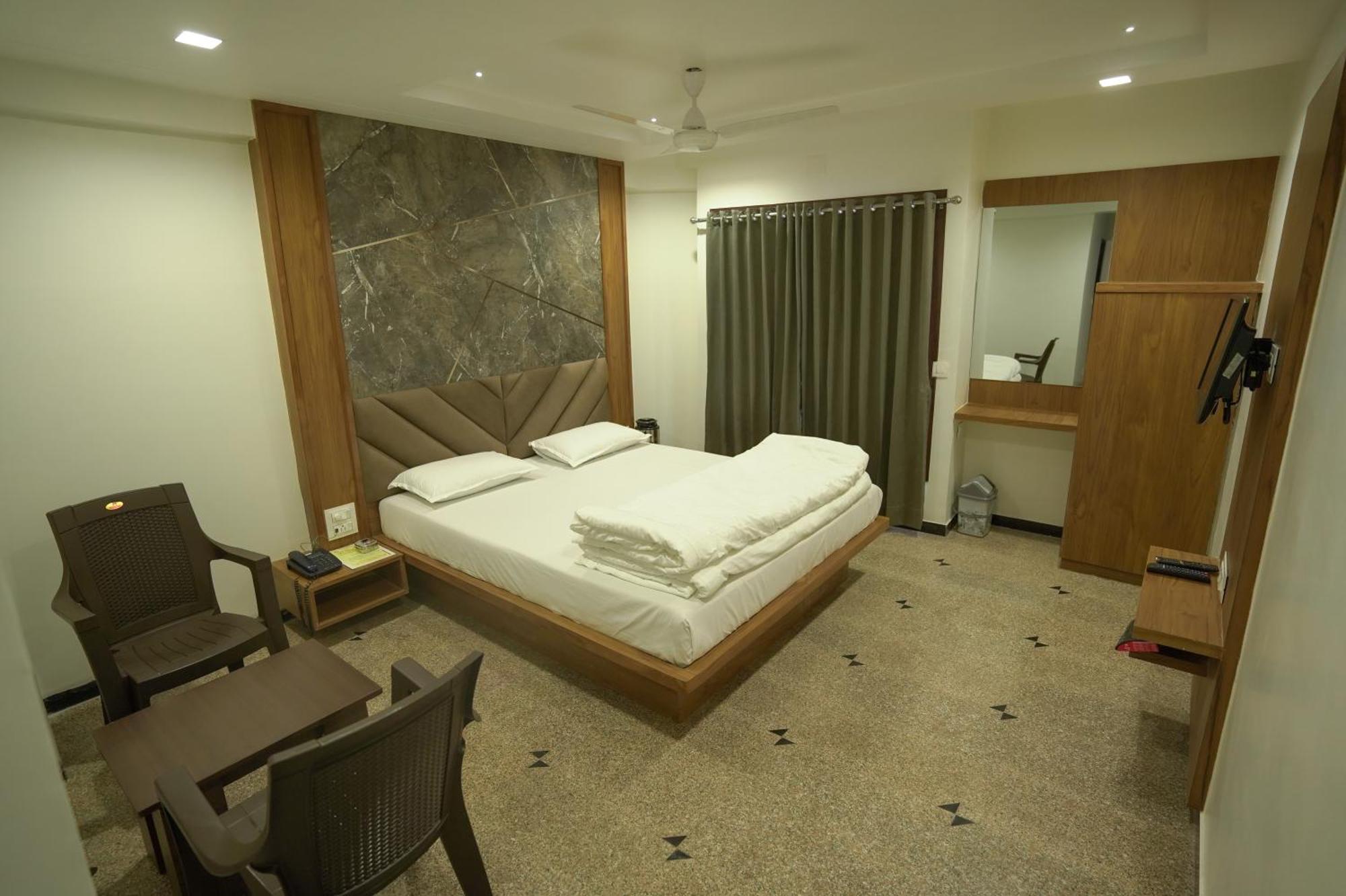 Hotel Shertown Ахмедабад Экстерьер фото